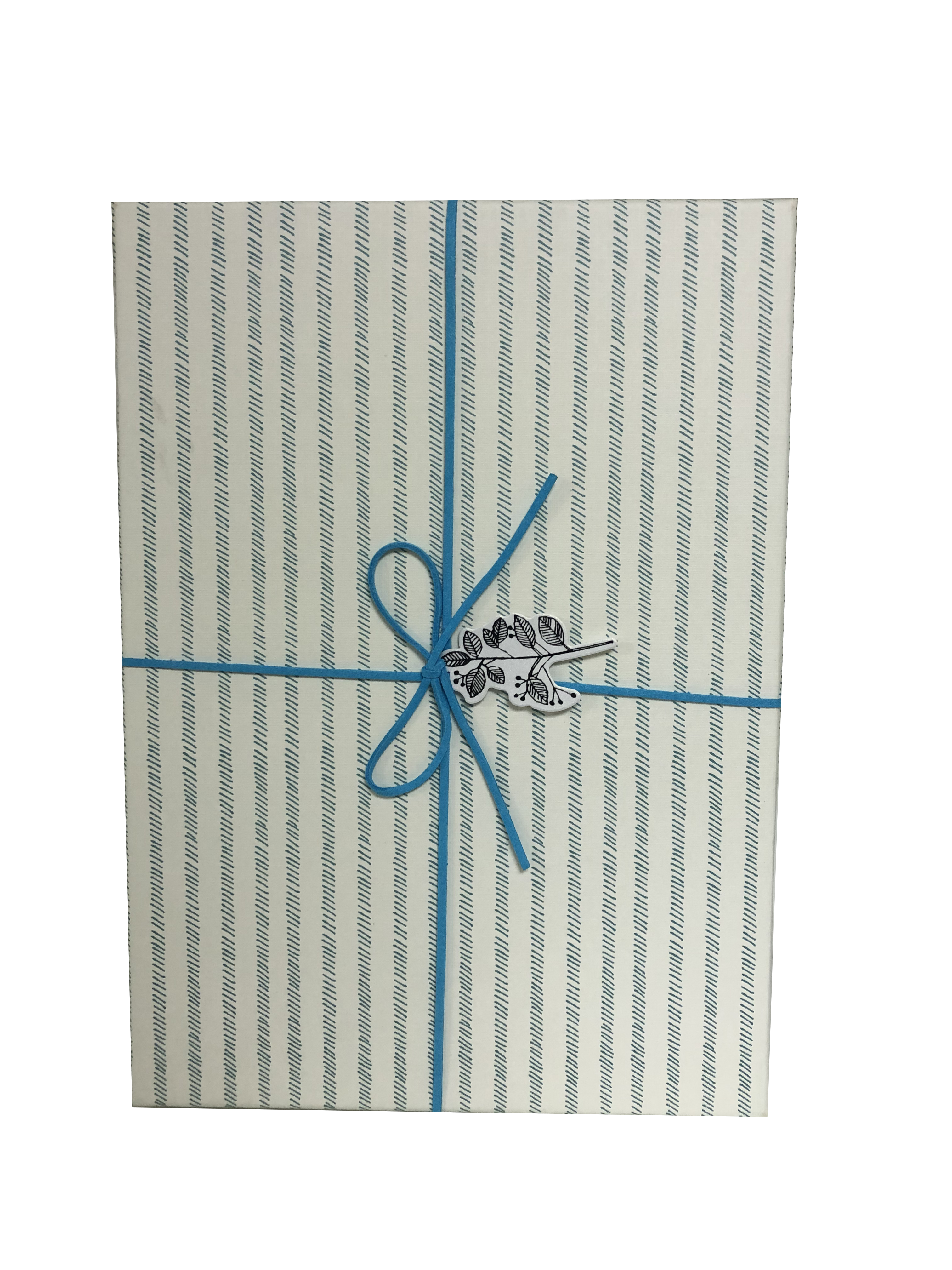 Rechteckige Geschenkbox aus Papier mit Schleife