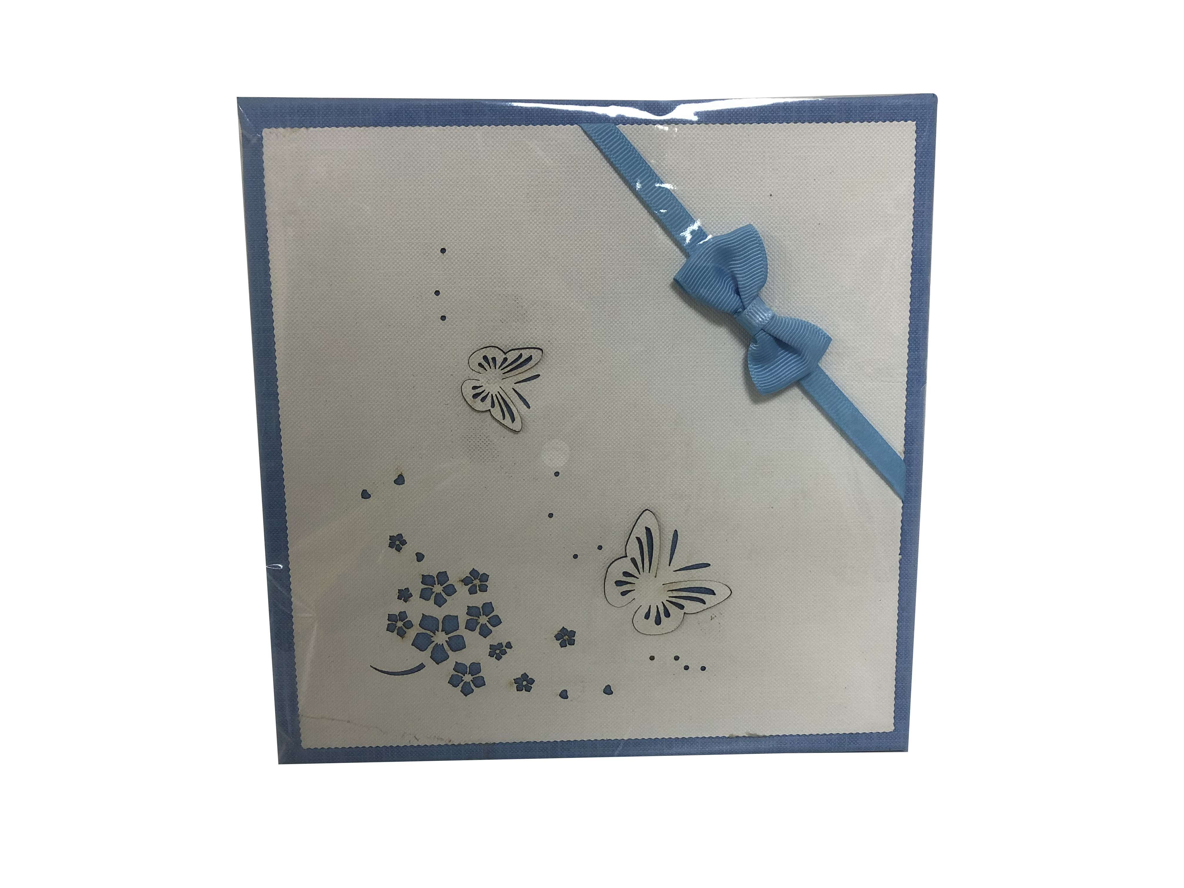 Quadratische Geschenkbox zum Papierschneiden mit Schleife
