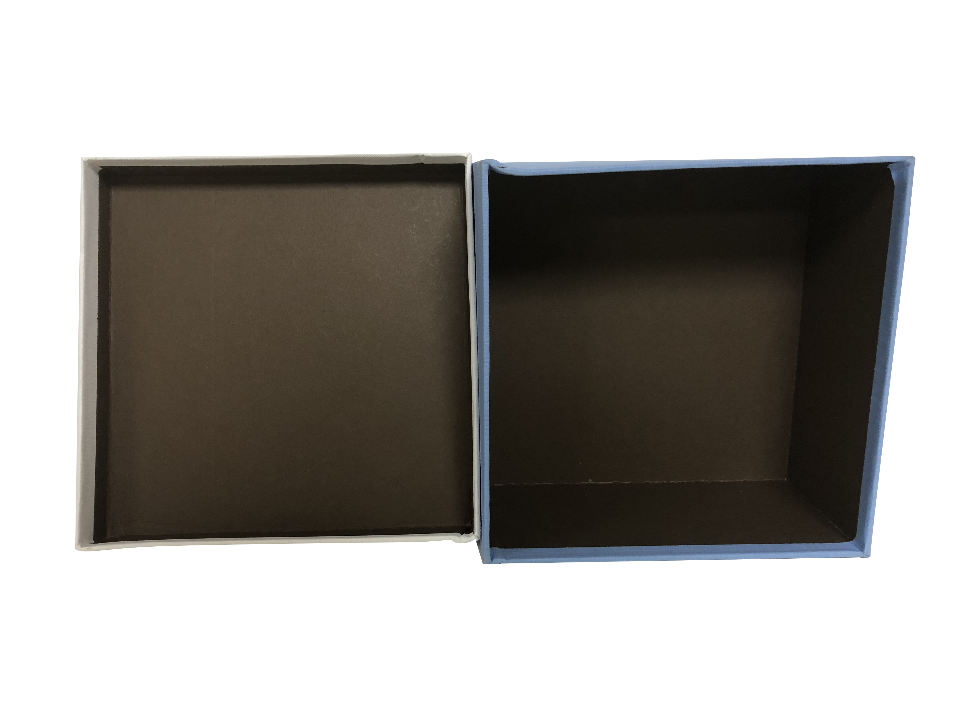 Quadratische Geschenkbox zum Papierschneiden mit Schleife