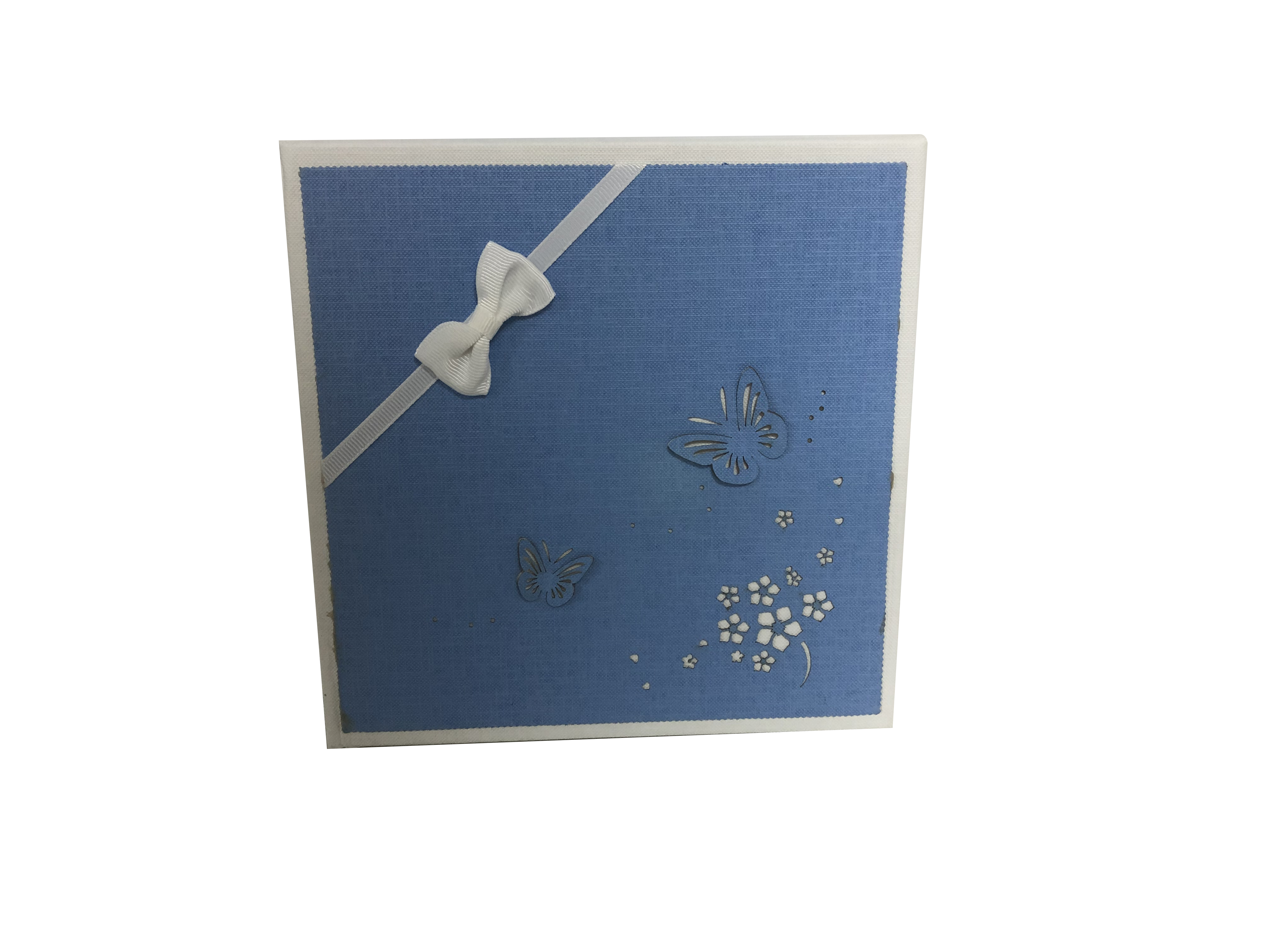 Quadratische Geschenkbox zum Papierschneiden mit Schleife
