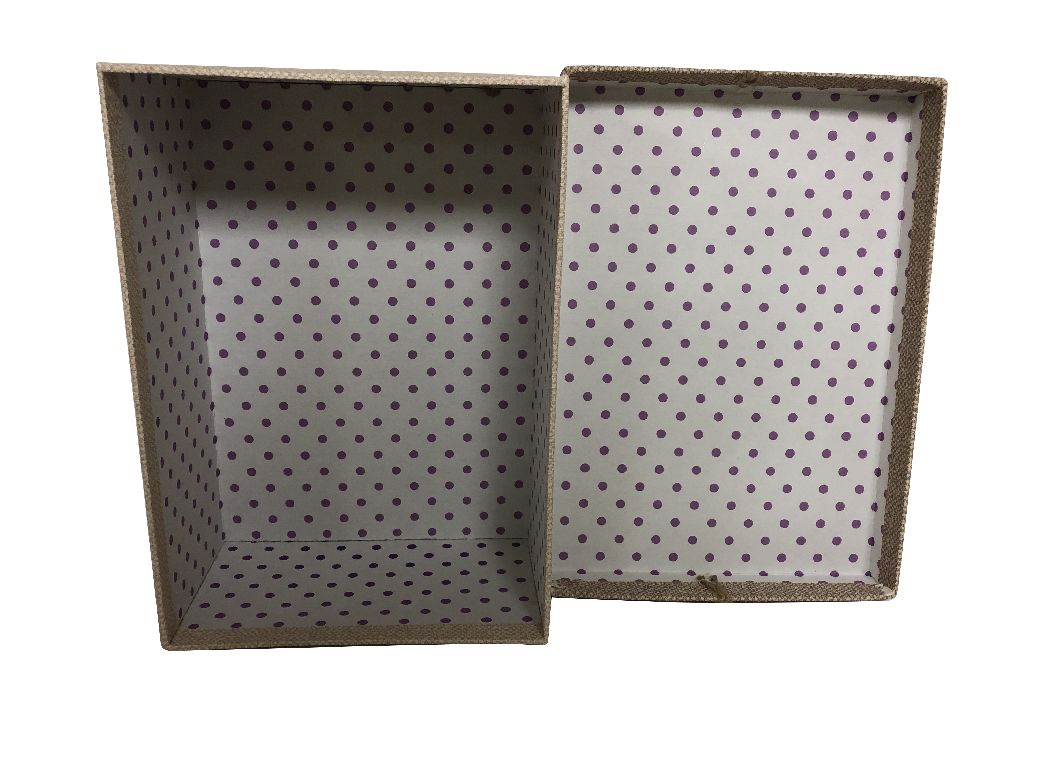 Rechteckige Geschenkbox aus Papier mit Schleife und Anhänger