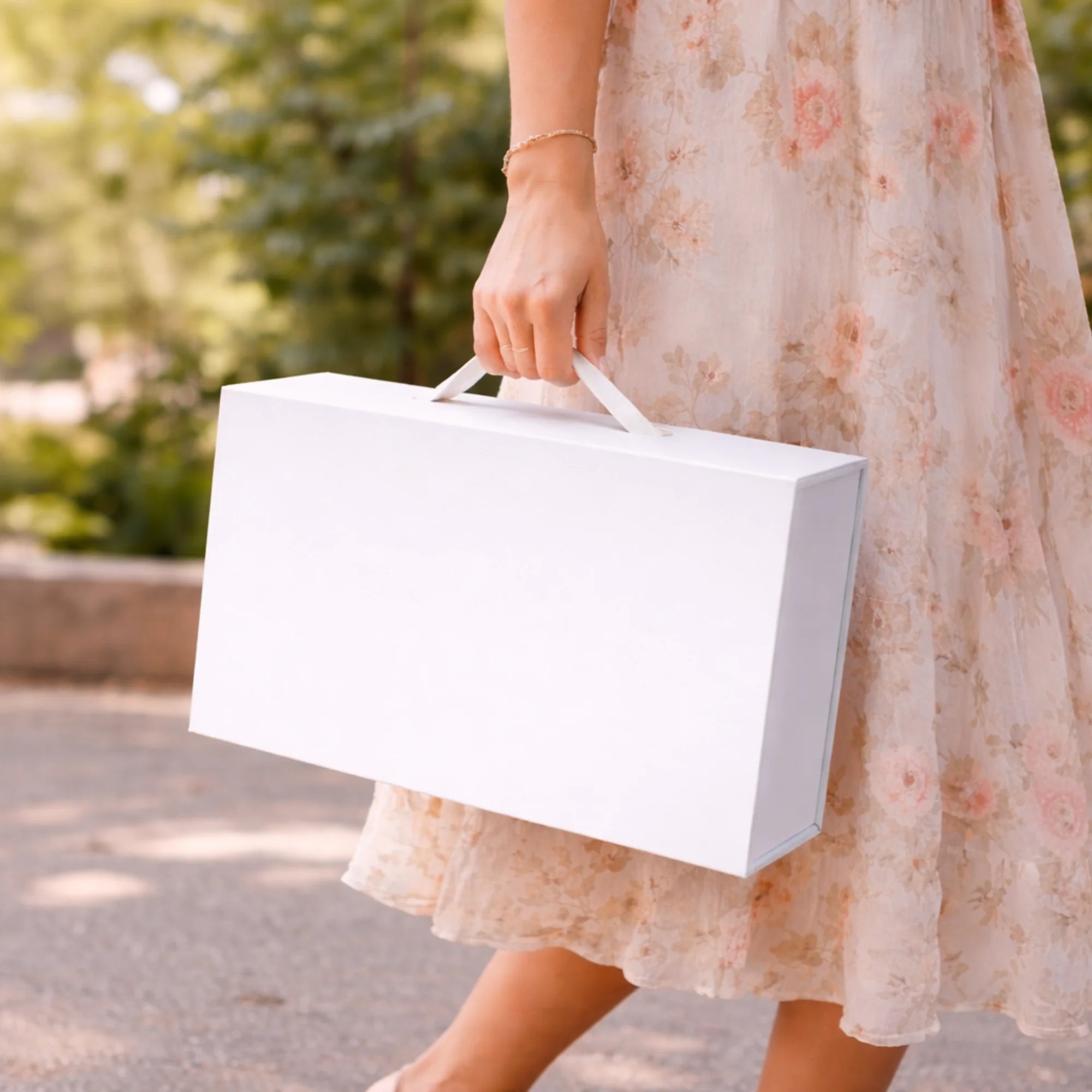 Wholesale Luxury White Folding Magnetic Presentation Gift Box With Carry Handle